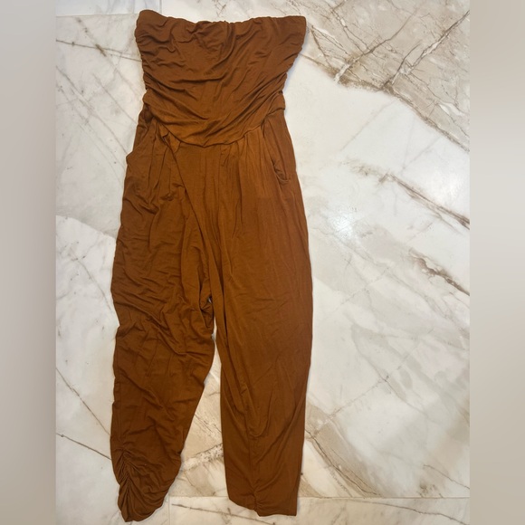 HEART & HIPS Sleeveless Romper with Pockets and Ruched Pant Legs - Nude Size L - Picture 3 of 3
